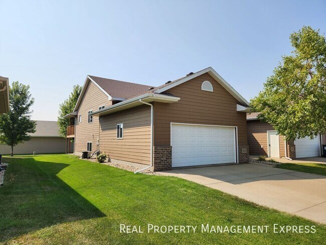 Foto del edificio - Modern 4 Bedroom 2 Bathroom Twin-Home in Tea