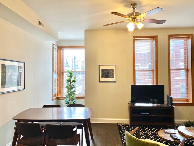 Building Photo - 939 W Armitage Ave