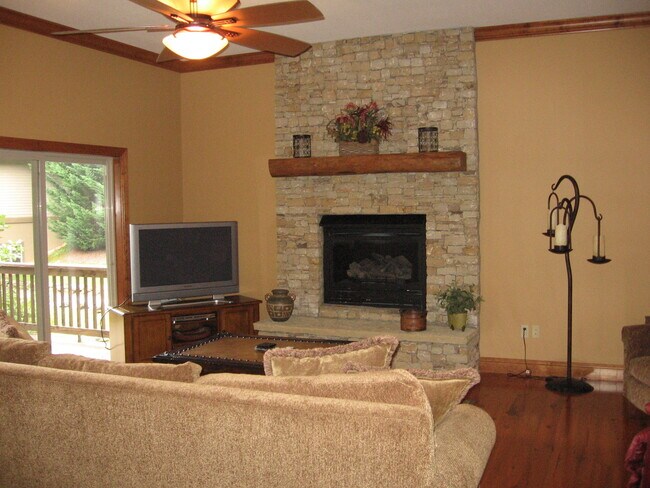 Foto del edificio - $1,800 - 2 Bedroom / 2 Bathroom Furnished Luxury Condo in Smoky Mountain Country Club