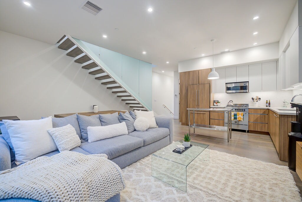 Foto principal - 1253 N Formosa Ave