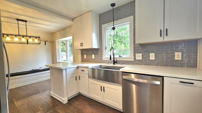 Foto del edificio - Beautiful 3-Bed, 3-Bath Haven with 1,901 Sq Ft of Comfort in St Louis Park with yard. 7/1/2026