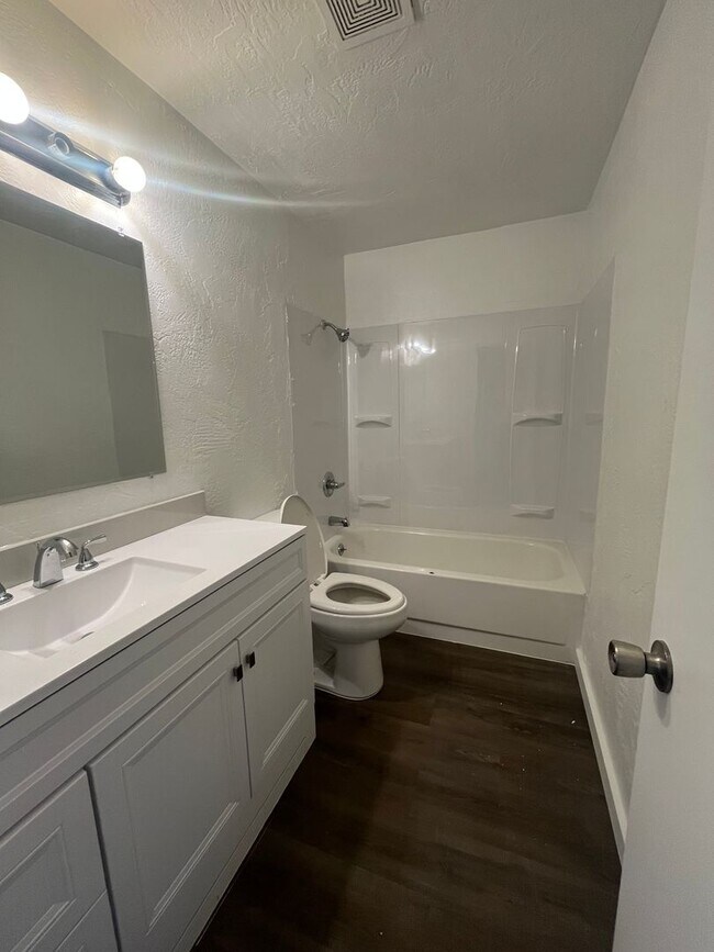 Foto del edificio - 2-Bedroom 1-Bathroom Duplex close in Sprin...