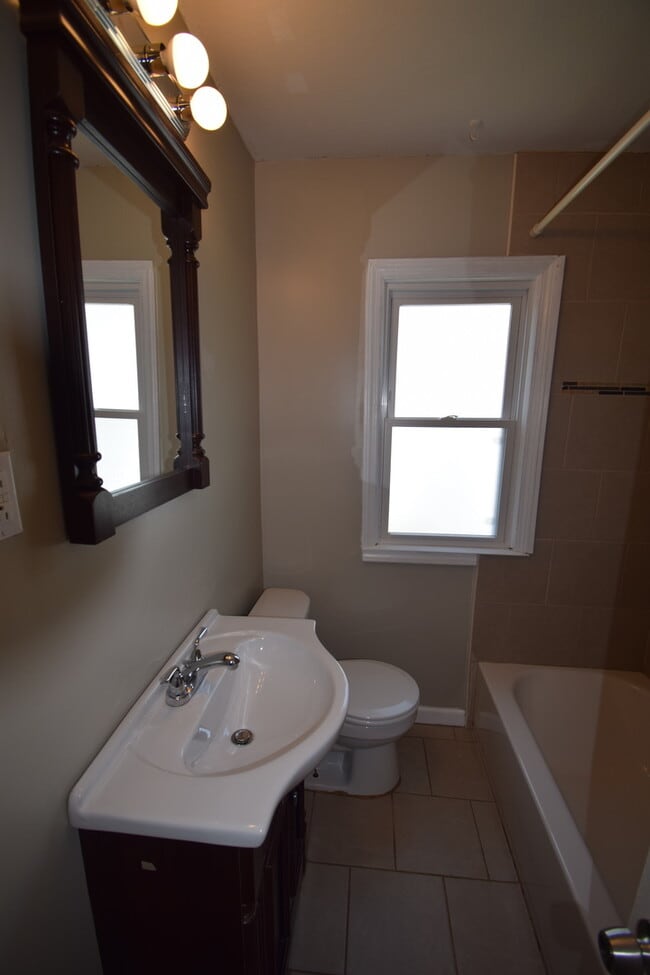 Building Photo - VIRTUAL SHOWINGS AVAILABLE - 4 Bedroom Hou...