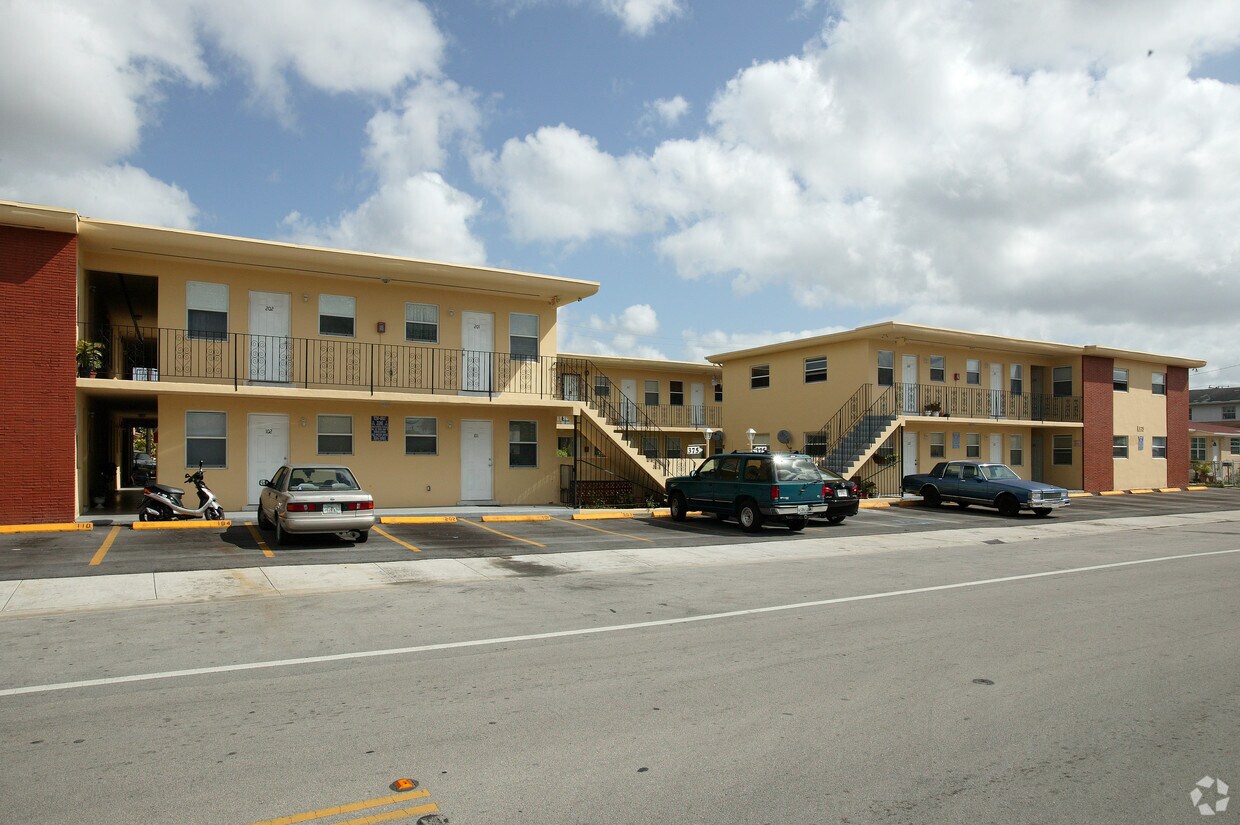 Building Photo - 375 W 18th St