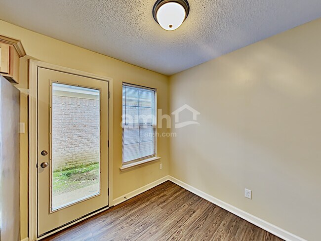 Foto del edificio - 7406 Crayton Ridge