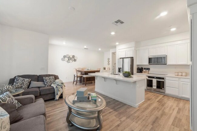 Foto del edificio - STUNNING 3/2.5 (Natomas)! Gym, Pool, Solar...