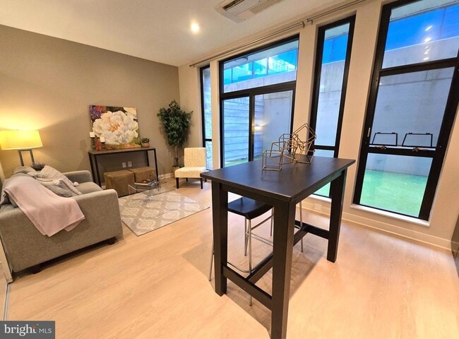 Foto del edificio - 1320 Fenwick Ln