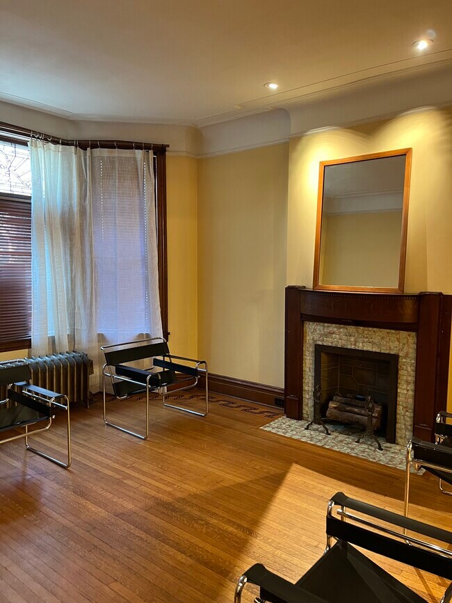 Foto del edificio - 3451 W Diversey Ave