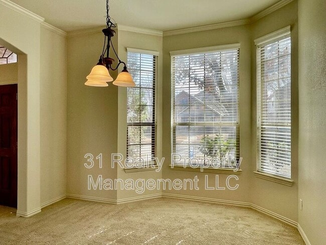 Building Photo - 6304 Blackstone Dr