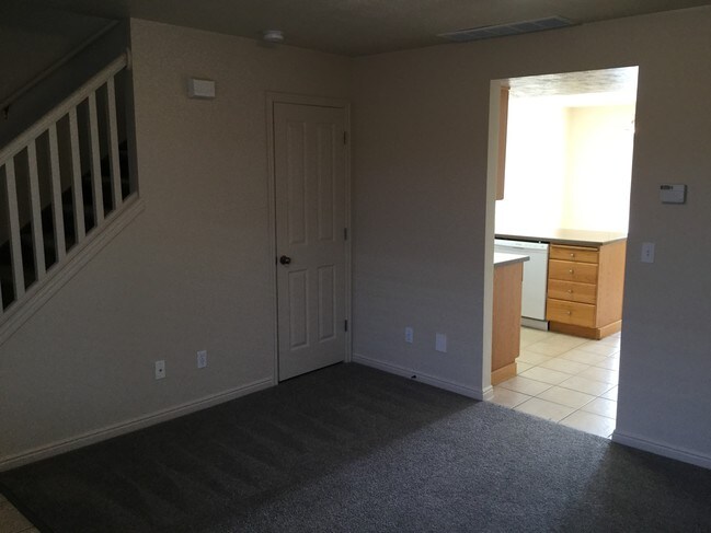 Building Photo - 479 Raven Way