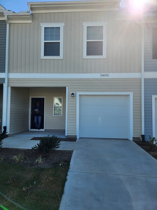 Building Photo - 3405 Walker Dr