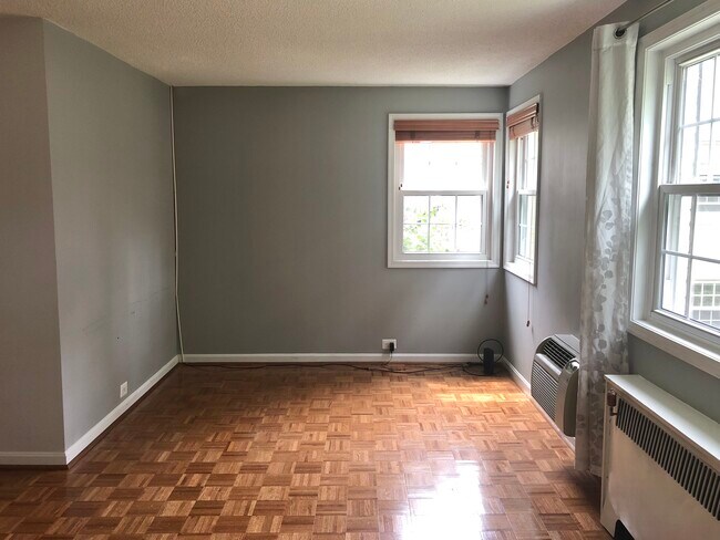 natural light - 4312 N Pershing Dr