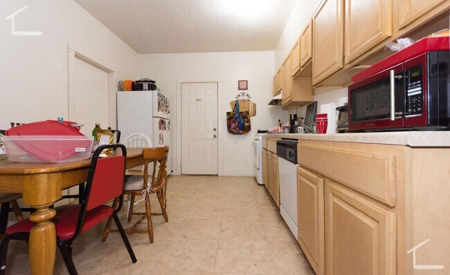 Building Photo - Central BU Location, Eat-in Kitchen, Laundry on a Site, Parking for Rent