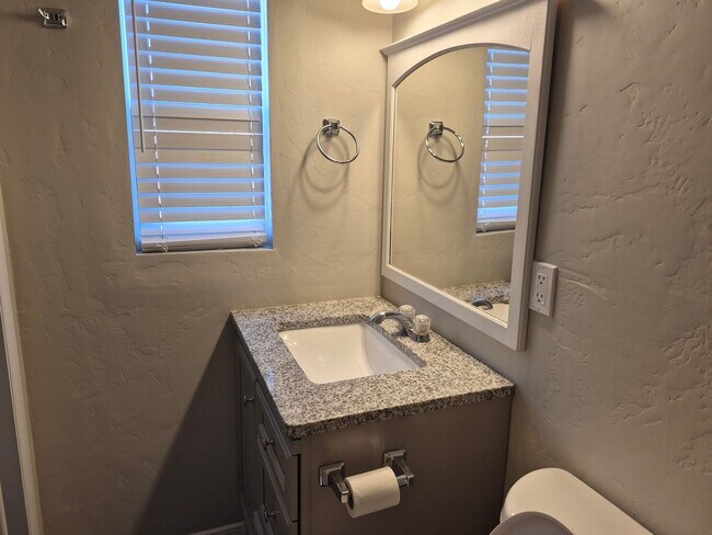 Foto del edificio - 1704 Corte Alegre