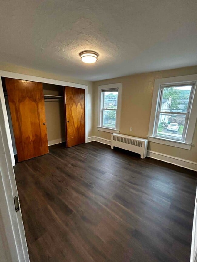 Foto del edificio - 327-329 Fremont Avenue