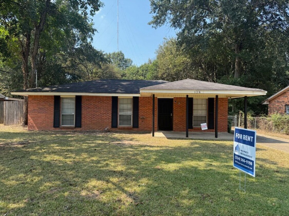 Foto principal - ** 3 bed 1 bath located in Chisolm ** Call...