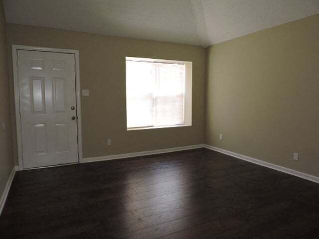 Building Photo - 2631 Parkview Dr