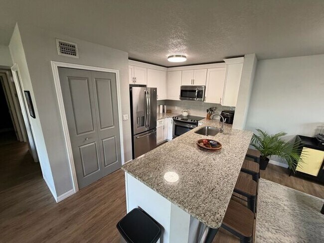 Foto del edificio - **MOVE IN SPECIAL $500 off first months rent** Beautiful 2 bedroom, 2 bath Condo located in Winte...
