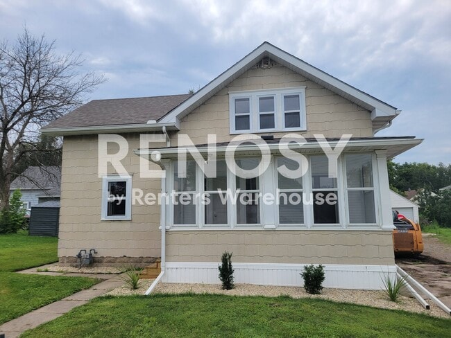 Building Photo - 606 5th Pl SE