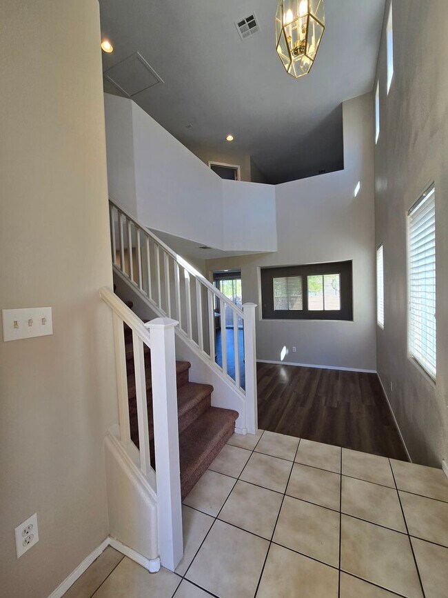 Foto del edificio - Terrific 3 bed + Loft 2 Car Need Space? Th...