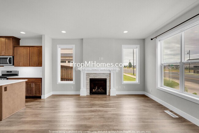 Building Photo - Luxury Four Bedroom + Den Bedroom Home in ...