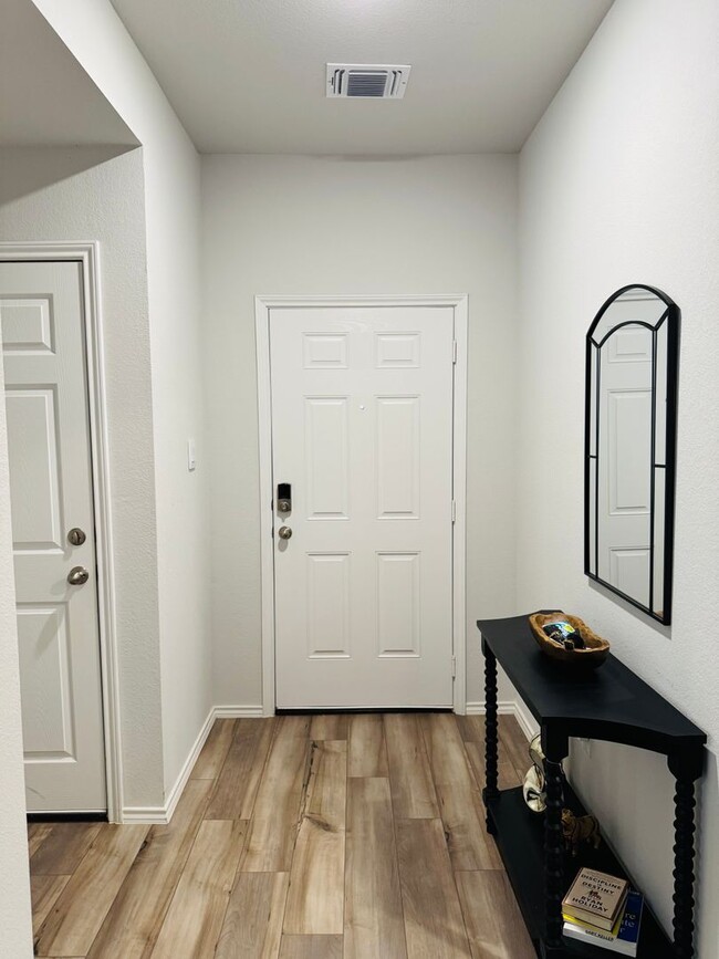 Foto del edificio - 3-bedroom 2-bathroom house!