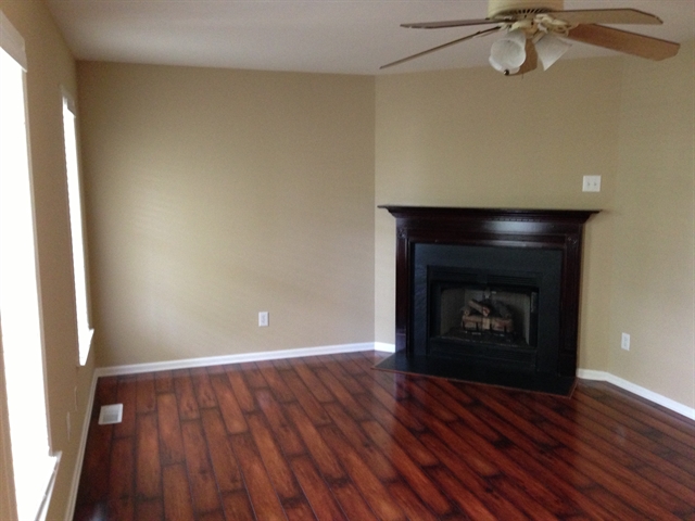 Foto del edificio - 305 Hidden Creek Rd