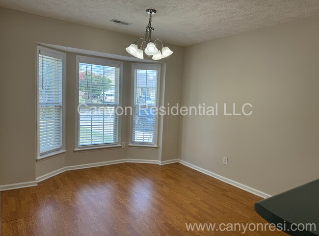 Building Photo - Recently Renovated 3 Bedroom Beautiful home!