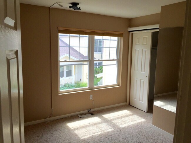 Building Photo - Beautiful 3 Bed, 2.5 Bath Wellman Creek To...