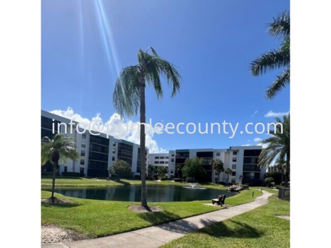 Foto del edificio - Fabulous Furnished One-Bedroom, Two-Bath Lakefront Condo!