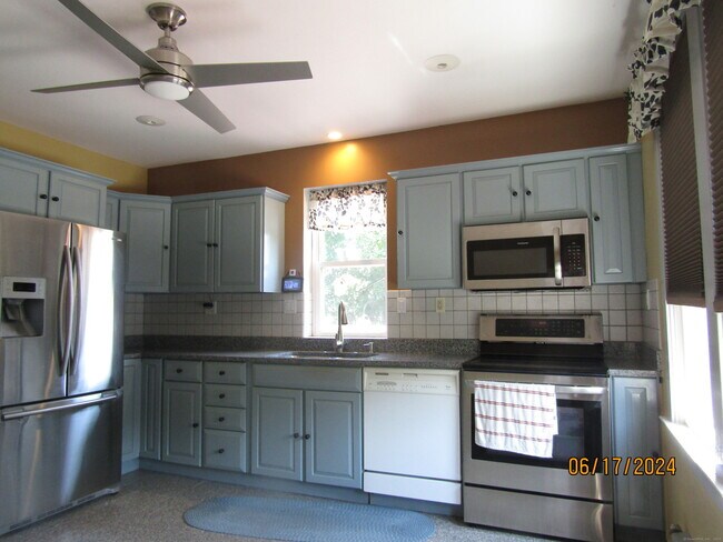 Building Photo - 413 Pleasant St