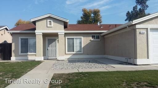 Building Photo - 1044 Fairway Dr