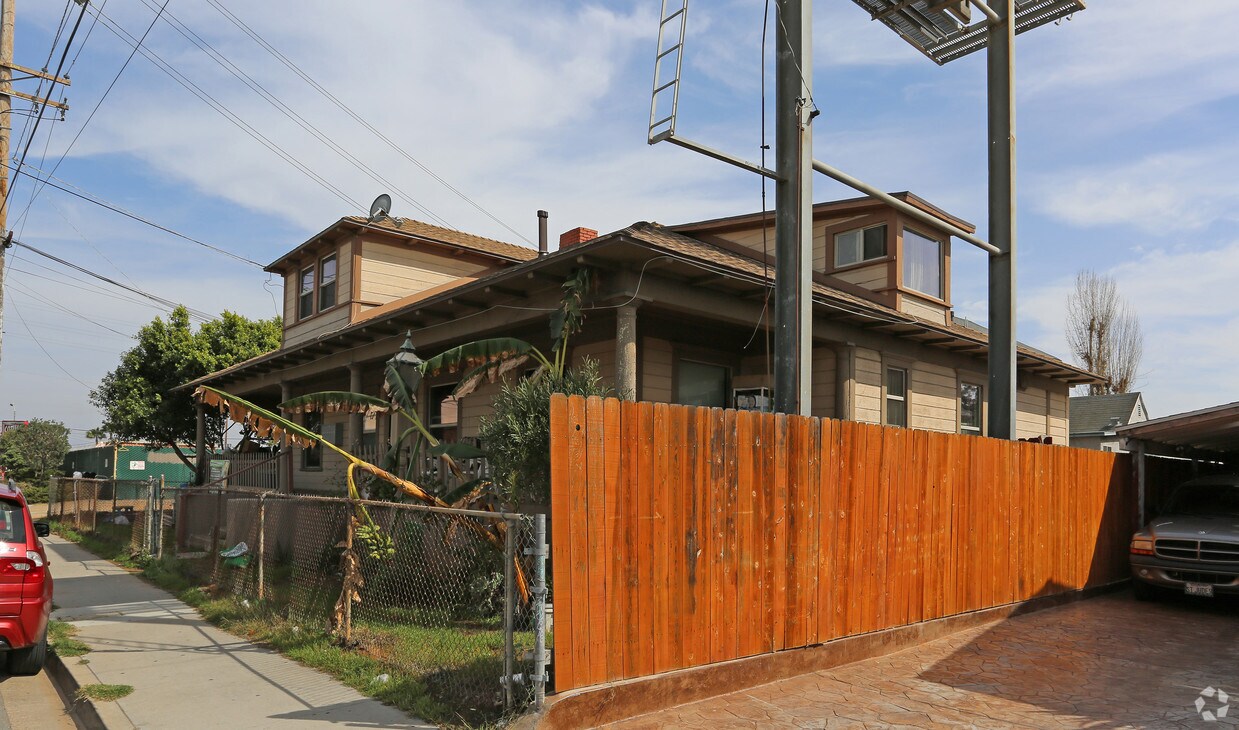 Primary Photo - 680-686 E 30th St