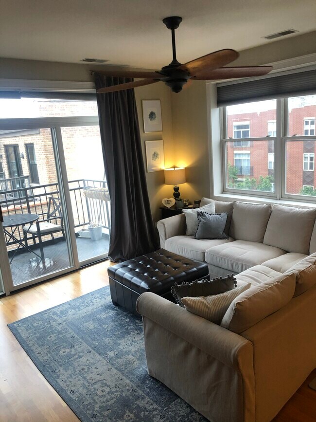 Living Room - 2330 W Saint Paul Ave