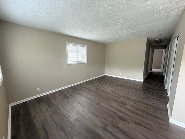 Foto del edificio - Newly rehab, three bedroom, one bath and Christian Park with a fence yard.