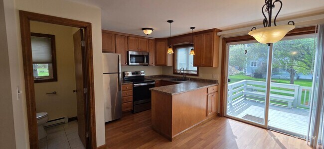 Foto del edificio - Bright & Spacious 2BR Townhome w/ Finished Basement, Deck & Parking