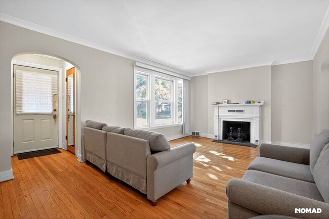 Building Photo - 7658 S Honore St