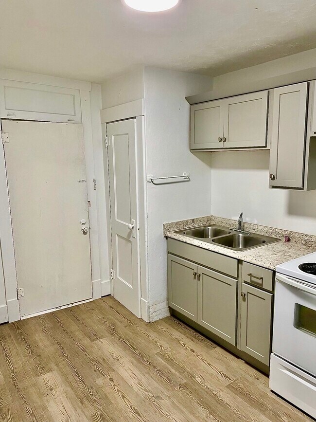 Kitchen - 138 7th St