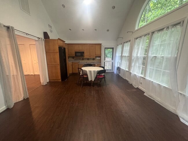 Building Photo - 3331 Coachmans Way