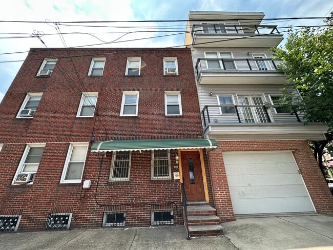 Photo - 1602 S Front St House