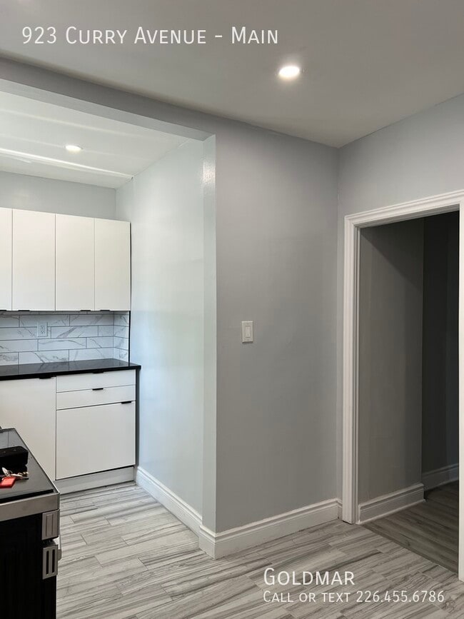 Building Photo - 2 Bedroom Main Floor Unit.