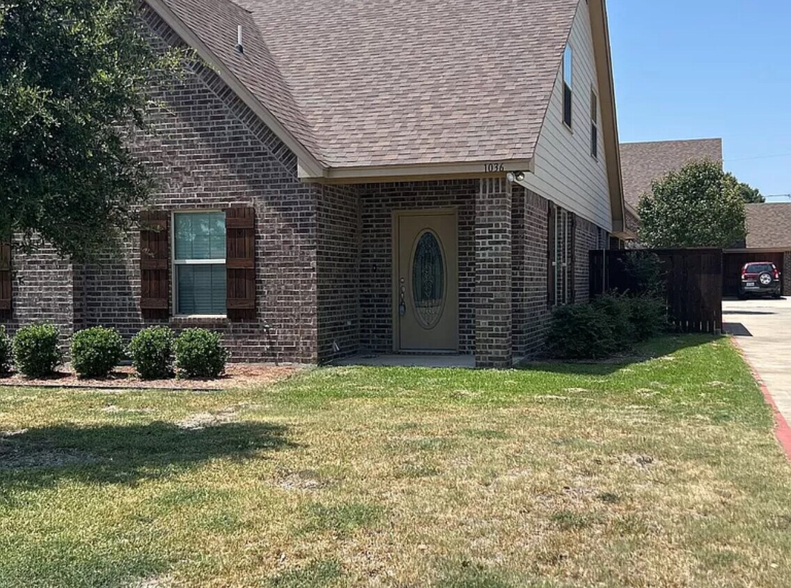 1020 Winscott Rd, Benbrook, TX 76126 Townhome Rentals in Benbrook TX
