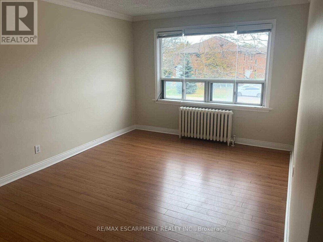 Photo du bâtiment - 1 - 243A LAKESHORE ROAD E