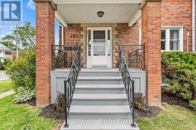 Building Photo - 493 College St