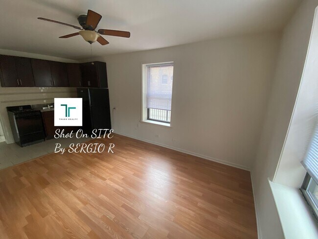 Building Photo - 3931 N Clarendon Ave