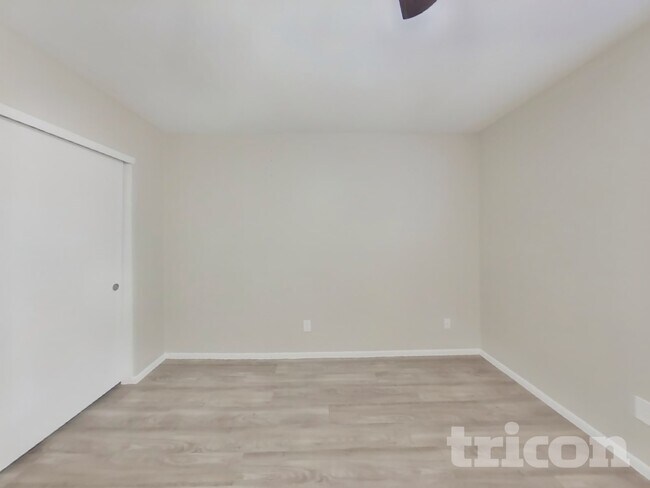 Foto del edificio - 570 W Myrna Ln