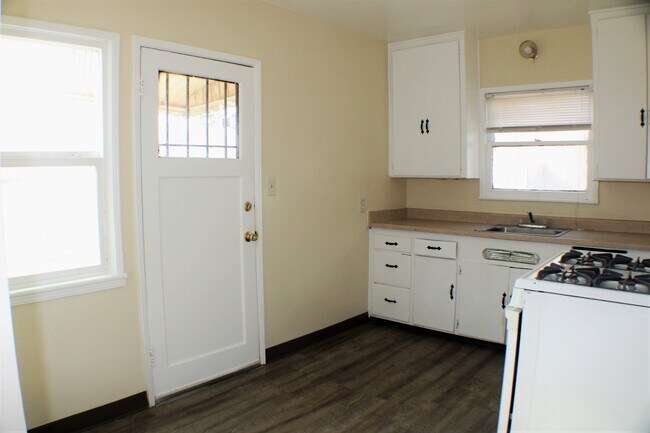 Kitchen - 2327 Chester Ln