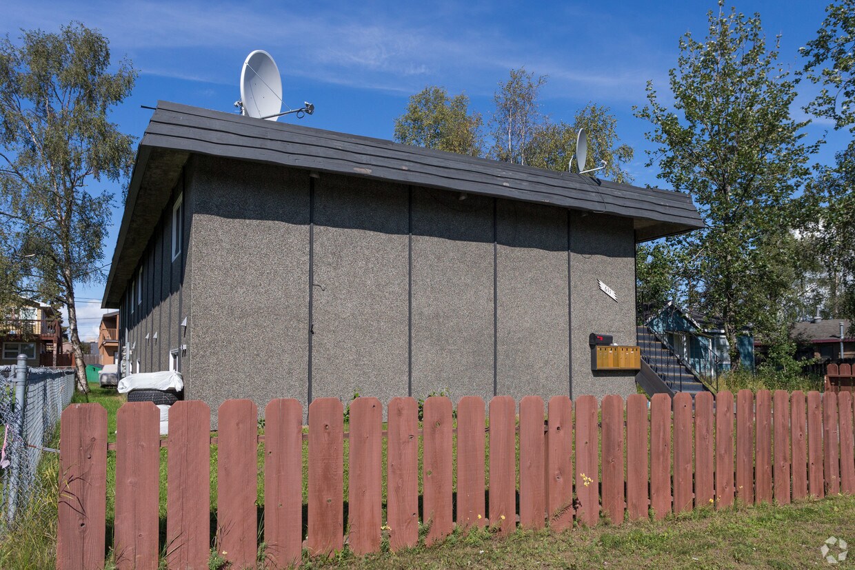 Building Photo - 611 E 10th Ave