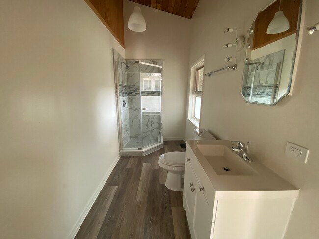 Foto del edificio - 2644 Green Bay Rd