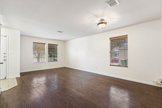 Building Photo - 4 bedroom/2.5 Bath Retama Springs Subdivision